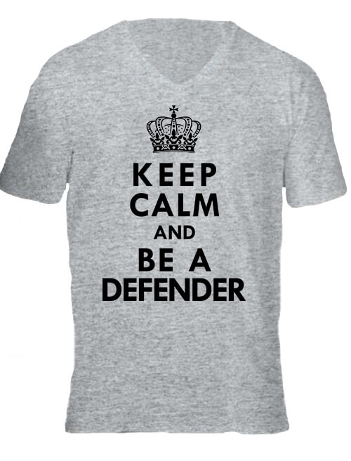Férfi V nyakú póló Keep calm defender szürke