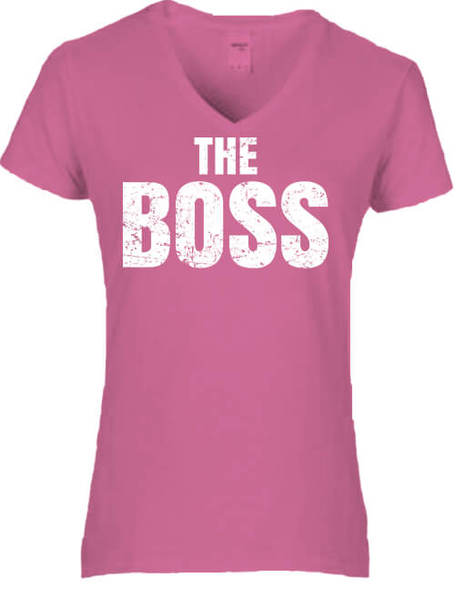 Női V nyakú póló The boss főnök sötétrózsaszín